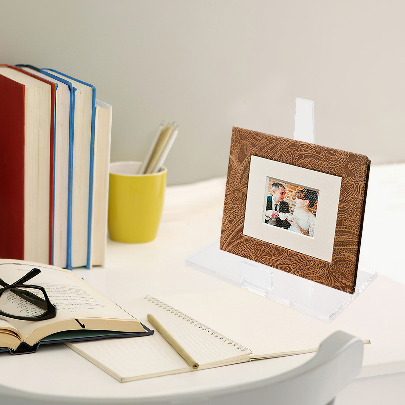 Clear Acrylic Book Stand Holder - 持ち運び可能な小型アクリル製写真立て。透明なディスプレイスタンドで、卓上での写真やフォトブック、お皿の展示に最適。アート作品や家庭、オフィスでの使用にも。